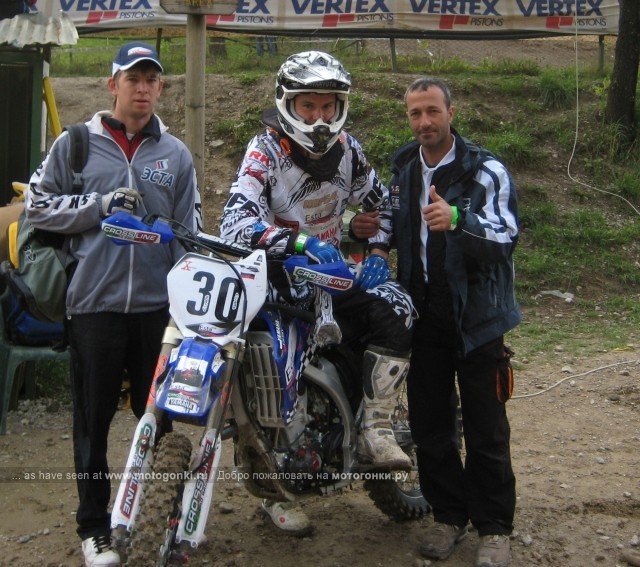 на фото: Александр Иванютин, Бадер Маннех (справа) и механик Юрий Крылков (слева)