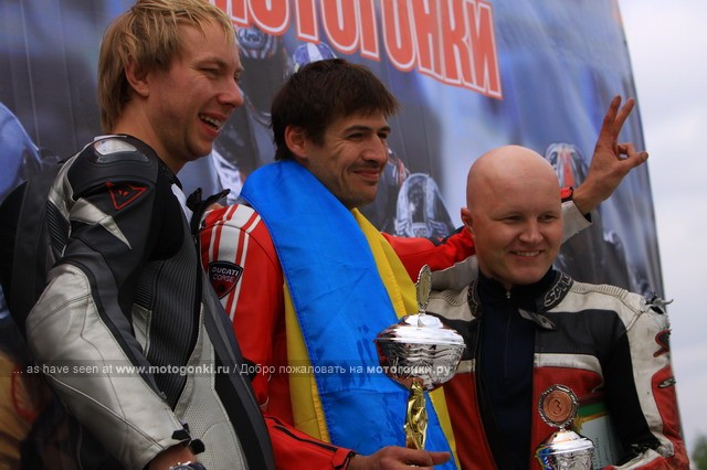 Костя Зазирный выигрывает первую гонку SS400