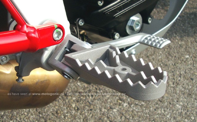 Moto Morini Granpasso 2010: резиновые накладки с подножек можно снять для езды по бездорожью