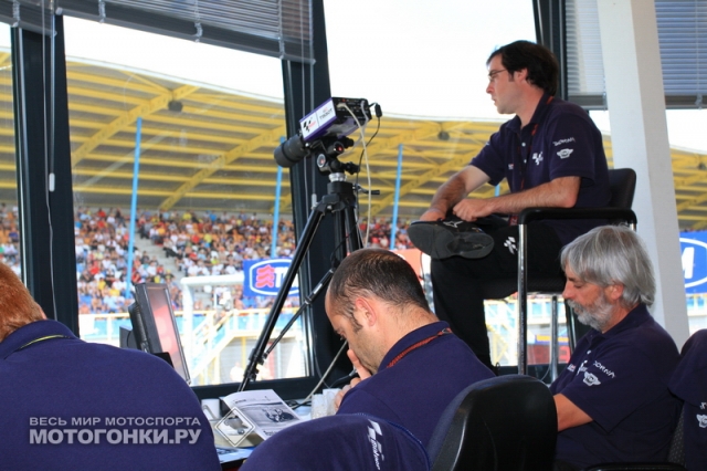 Команда Dorna Sports на рабочем месте, в Контрольной башне - квалификация GP125