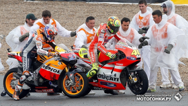 MotoGP: Маршалы столпились около Валентино и выполкали его обратно на трек
