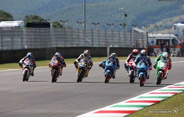 Кто смелее Джека Миллера? Гран-При Италии, класс Moto3: лидеры гонки - семь пилотов заходят в первый поворот Mugello Circuit в ряд
