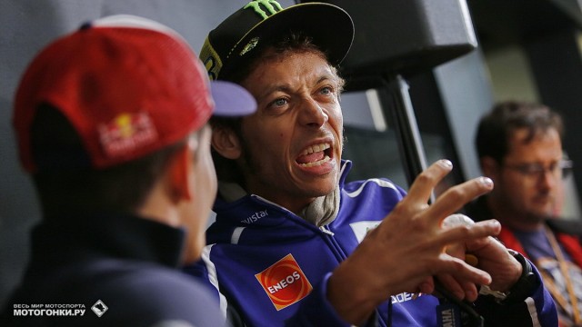 Гран-При Великобритании, Silverstone, MotoGP: Валентино Росси что-то эмоционально рассказывает Марку