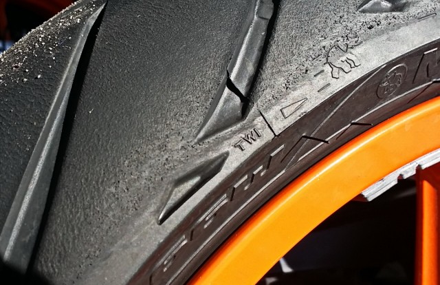 Тест-драйв KTM RC 390 (2015): после нескольких сессий профиль Metzeler Sportec M5 выкатан почти полностью