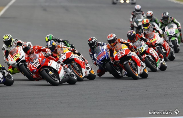 Гран-При Японии, MotoGP: старт гонки - спорный момент с контактной борьбой в первом повороте - Маркес и Лоренцо