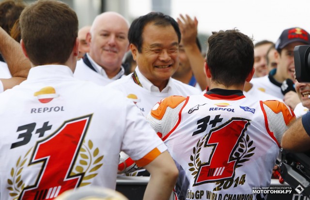 Гран-При Японии, MotoGP: Марк Маркес принимает поздравления от Президента Honda Motor Co. Таканобу Ито
