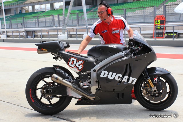 Один из вариантов Ducati Desmosedici GP14. Рядом стоят еще два байка, в гараже у тестовой бригады - еще один.