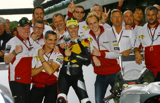 Тито Рабат празднует 5-ю победу сезона Moto2 вместе с Marc VDS Racing