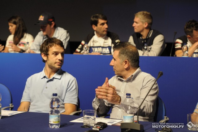 FIM Gala Ceremony 2014: чемпион World Superbike Сильвейн Гуинтоли сидит рядом с Хорхе Мартинесом