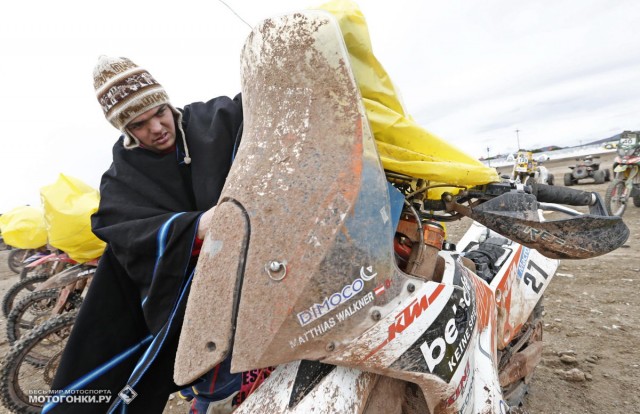 Ралли Дакар 2015: в бивуаке СУ7 (Uyuni) - Маттиас Валькнер чистит свой KTM от грязи