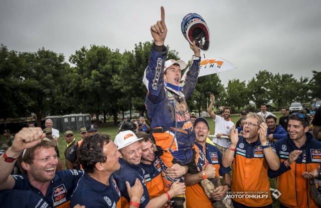 Ралли Дакар 2015: KTM Factory Racing носит на руках победителя гонки Марка Кома