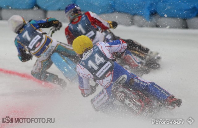 FIM Ice Speedway Gladiators 2015 RD1 Krasnogorsk: 2nd heat - Gunter Bauer & Daniil Ivanov crash sequence