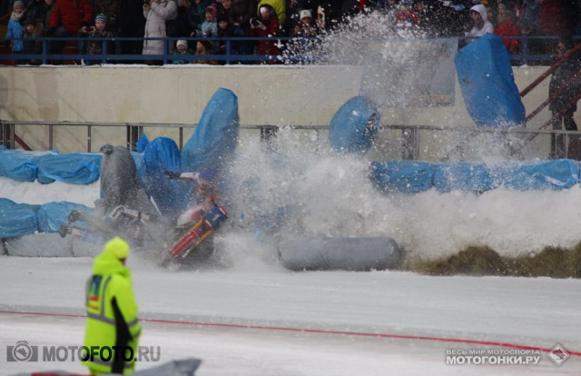 FIM Ice Speedway Gladiators 2015 RD1 Krasnogorsk: 2nd heat - Gunter Bauer & Daniil Ivanov crash sequence
