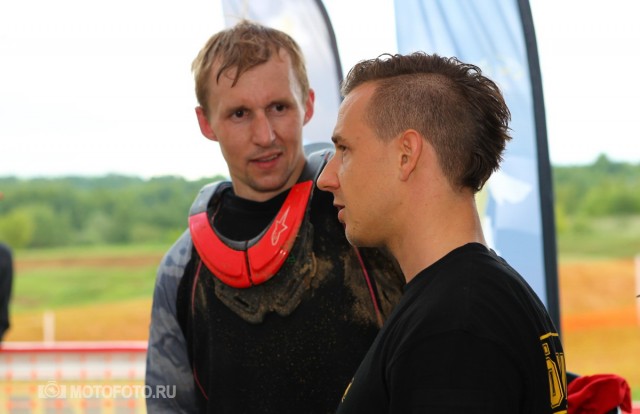 Ohlins MX Test Days Moscow 2015: инженер Ohlins Racing Кристофер Нильсон общается с участниками тестов