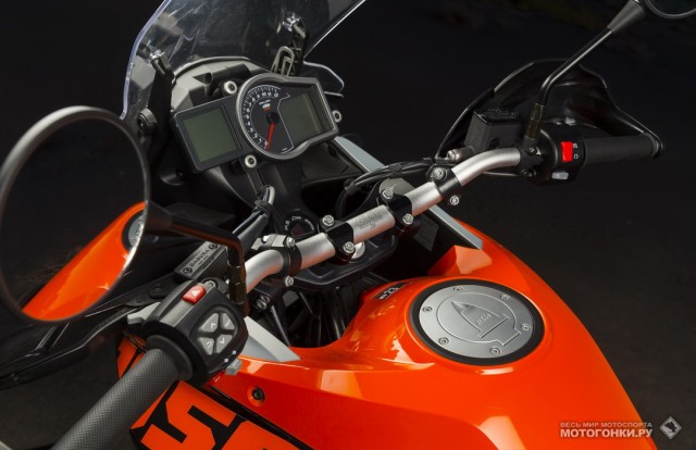 Тест-драйв KTM 1050 Adventure (2015): кокпит мотоцикла полностью копирует 1190, но в деталях есть различия - руль пониже и пошире, например