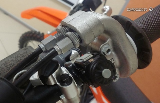 KTM 250 SX-F, KTM 350 SX-F & KTM 450 SX-F - новый тип регулировки и крепления троса газа