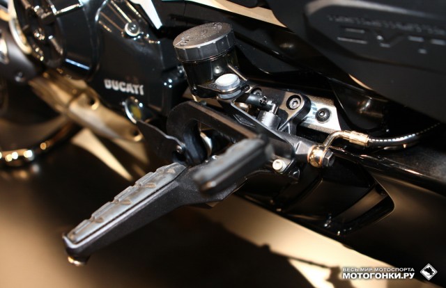 EICMA-2015: Картинки с выставки - Ducati XDIAVEL - крепление подножек с ходом 4 см для регулировки выноса