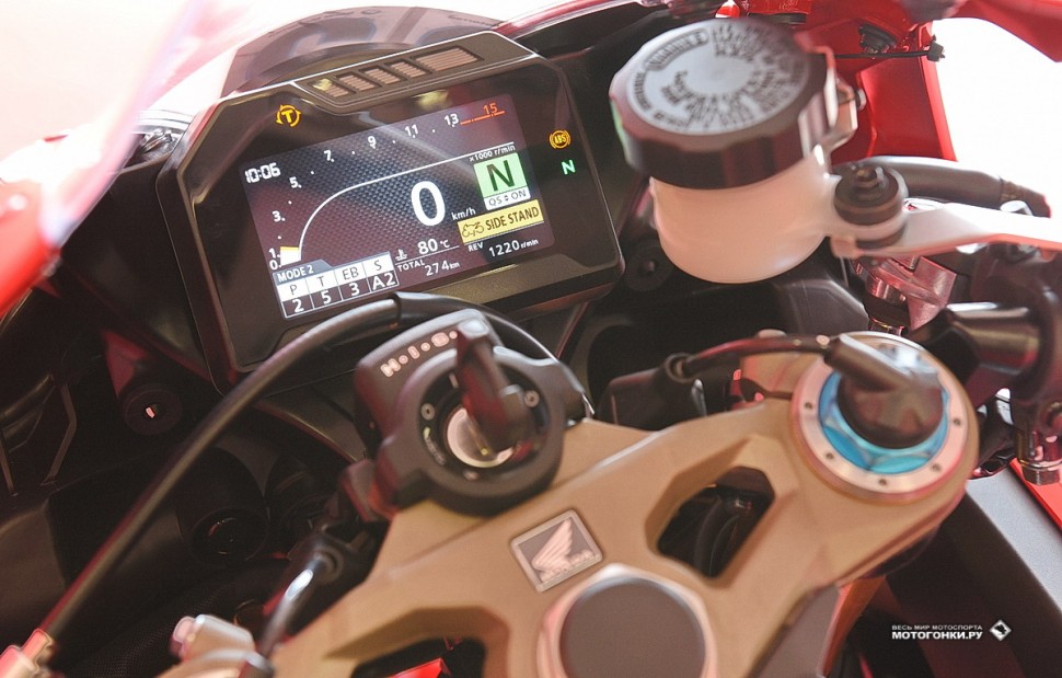 Тест-драйв Honda CBR1000RA и SP1: приборная панель и функционал одинаковы для RA и SP1. Активирован режим Street
