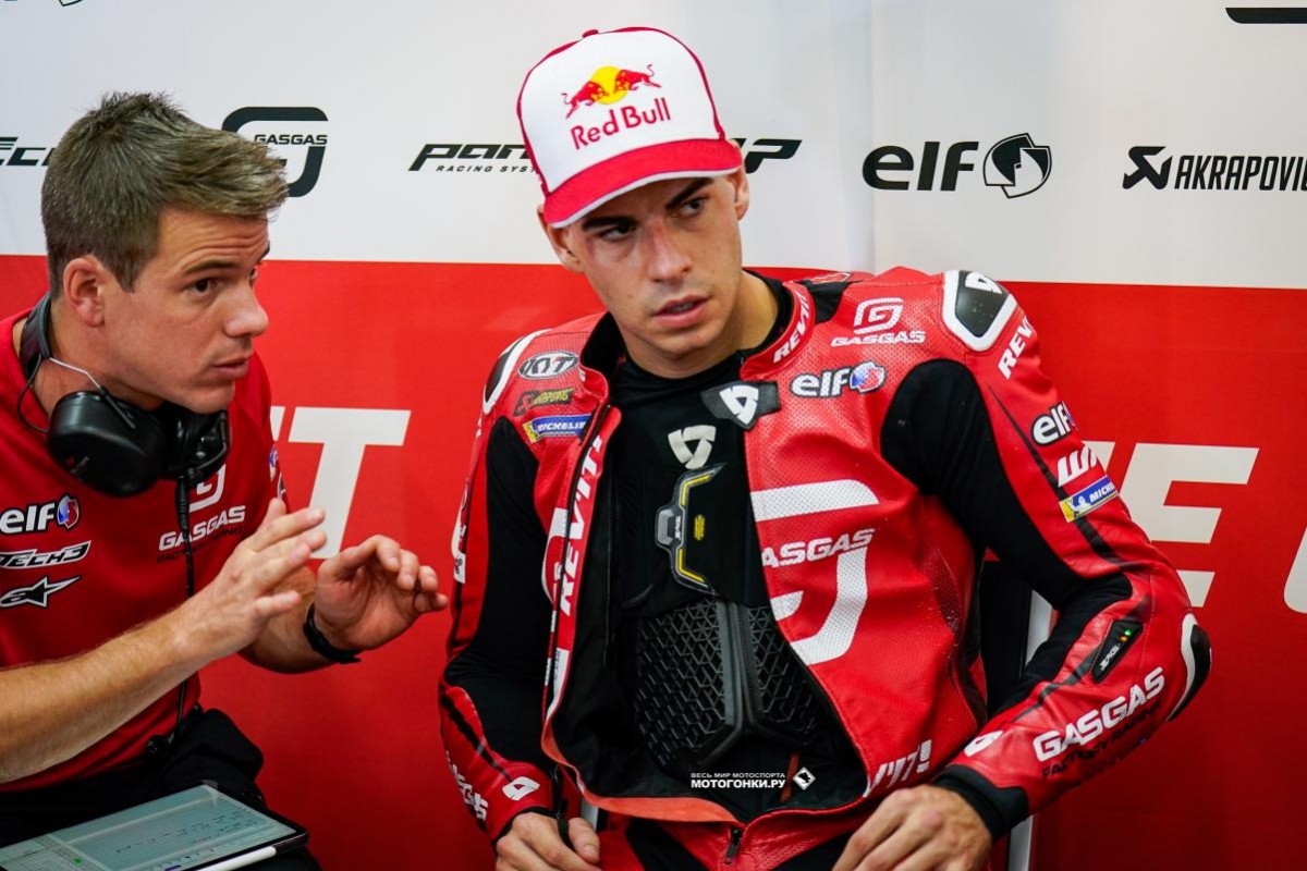 MotoGP 2023: новобранец Августо Фернандес из GASGAS Factory Racing и его новый шеф Алекс Меранд