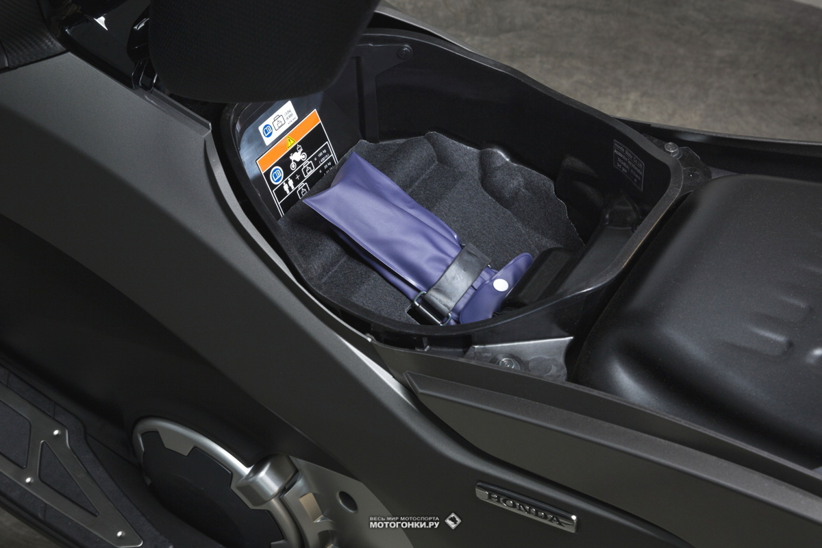 Тест-драйв Honda Integra NC700D: под сиденьем есть место для инструментов, смартфона и перчаток