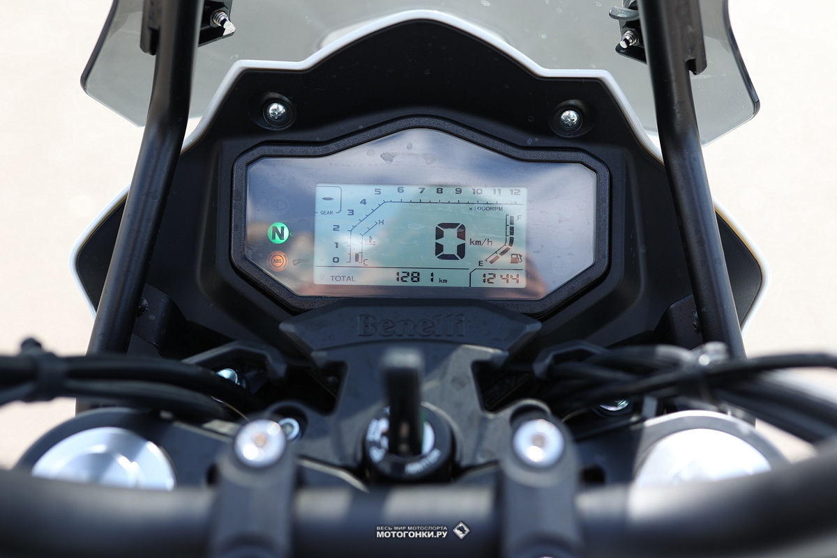 Тест-драйв мотоцикла Benelli TRK 251 (2023): легко читаемая приборная панель на ЖК-экране из 2000-ных