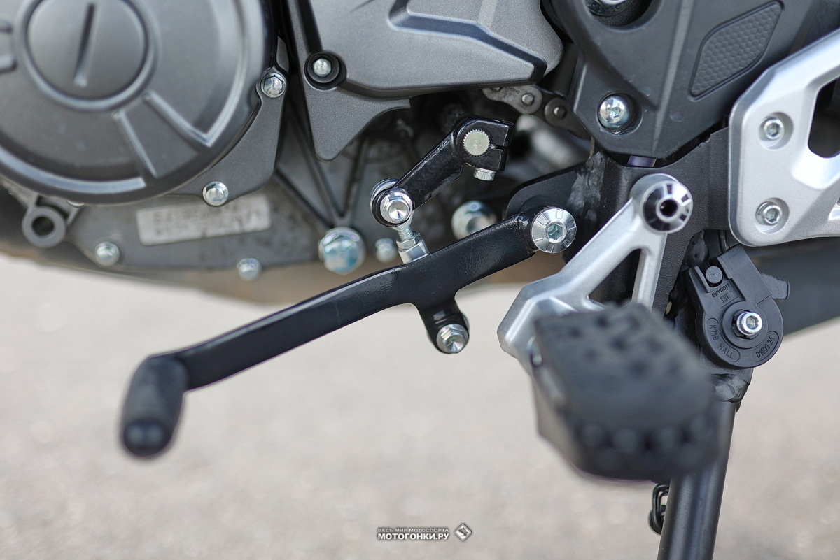 Тест-драйв мотоцикла Benelli TRK 251 (2023): странная конструкция лапки переключения передач КПП на шарнире