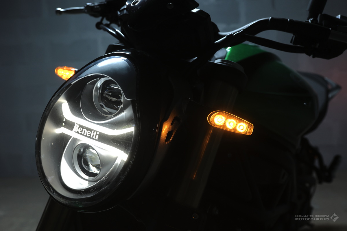 Тест-драйв мотоцикла Benelli 752 S: стильная светодиодная фара и поворотники - это точно Италия!
