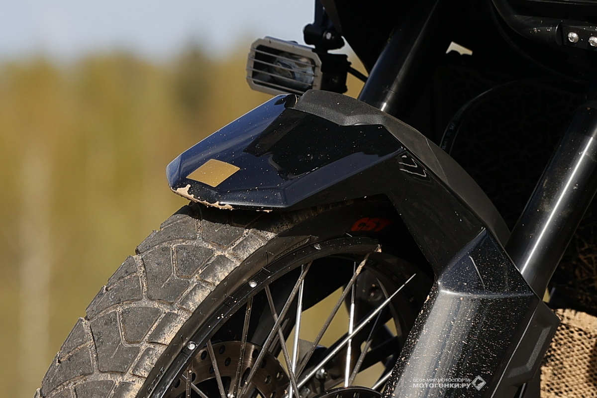 Zontes ZT703F TOUR (2025) в деталях: колесные диски для установки бескамерных покрышек Zontes ZT703F TOUR (2025) в деталях: колесные диски для установки бескамерных покрышек