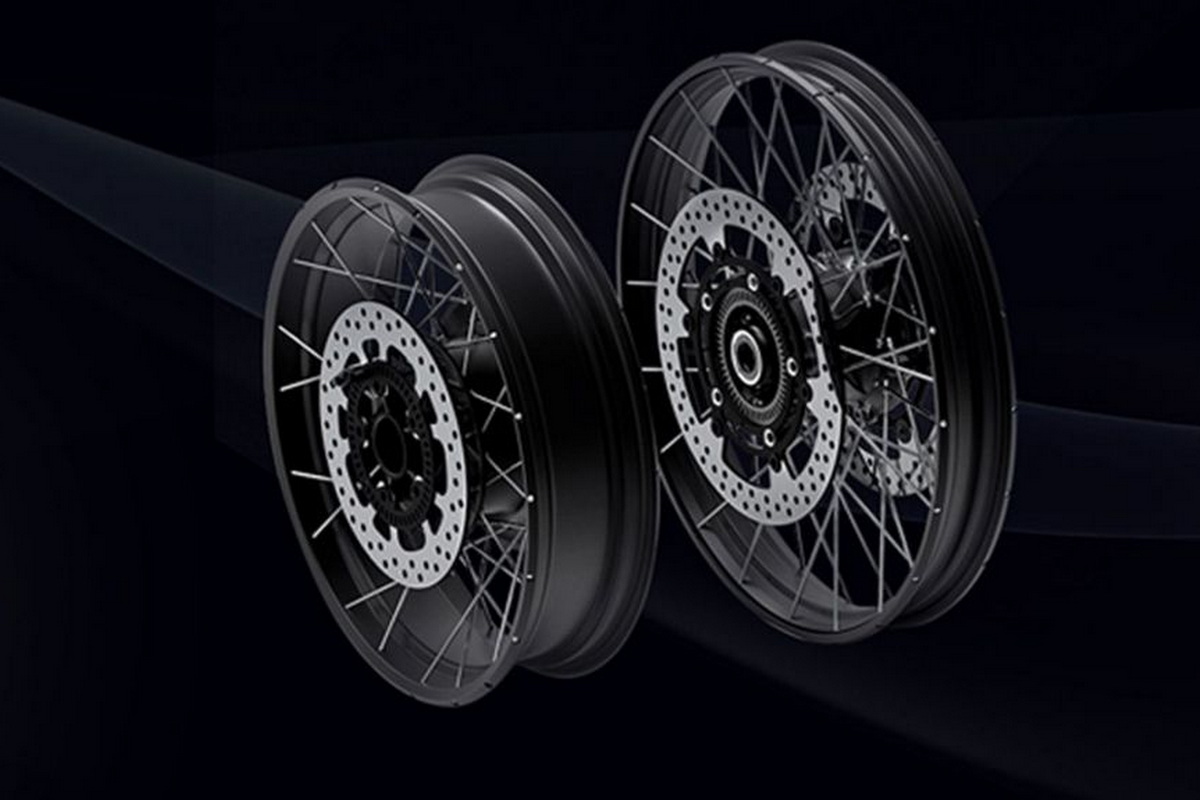 Zontes ZT703F TOUR (2025) в деталях: спицованные колесные диски под бескамерные шины Zontes ZT703F TOUR (2025) в деталях: спицованные колесные диски под бескамерные шины