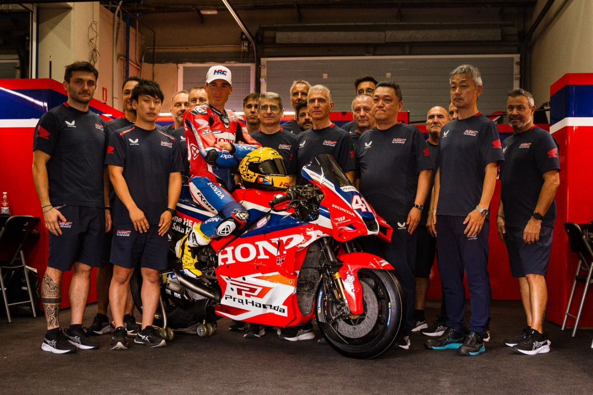 Алеш Эспаргаро возвращается в Сильверстоун на борту Honda RC213V Алеш Эспаргаро возвращается в Сильверстоун на борту Honda RC213V