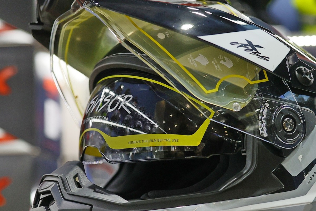 Обзор шлемов для мотокросса, эндуро и путешествий AXOR X-CROSS X1 Double Visor - буквально, двойной визор: основной (прозрачный) и солнечная шторка Обзор шлемов для мотокросса, эндуро и путешествий AXOR X-CROSS X1 Double Visor - буквально, двойной визор: основной (прозрачный) и солнечная шторка