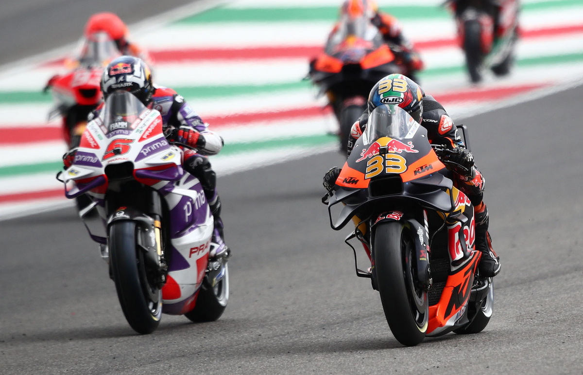 Брад Биндер на KTM RC16 развивает скорость 366.1 км/ч при обгоне Жоана Зарко на Гран-При Италии MotoGP 2023 Брад Биндер на KTM RC16 развивает скорость 366.1 км/ч при обгоне Жоана Зарко на Гран-При Италии MotoGP 2023