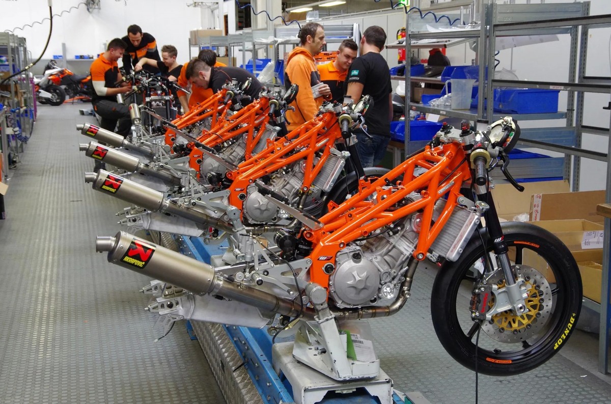 Производственная линия KTM RC250RW в Маттигхофене Производственная линия KTM RC250RW в Маттигхофене