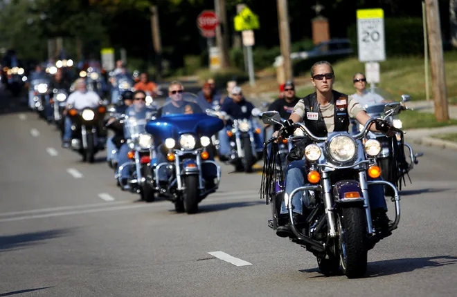 Байкеры Чикаго протестуют против принятия закона об обязательном ношении шлема Байкеры Чикаго протестуют против принятия закона об обязательном ношении шлема