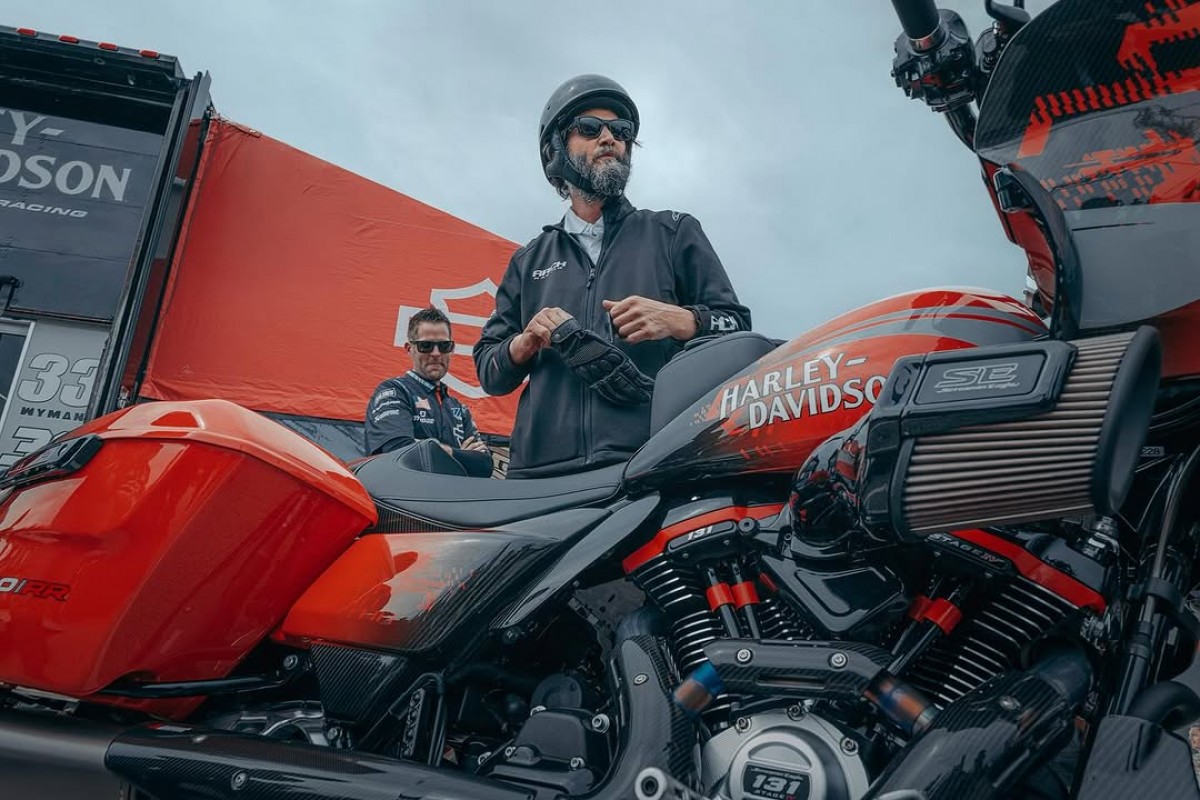 Киану Ривз принял участие в демо-туре Harley-Davidson CVO Road Glide RR на Daytona 200 Киану Ривз принял участие в демо-туре Harley-Davidson CVO Road Glide RR на Daytona 200