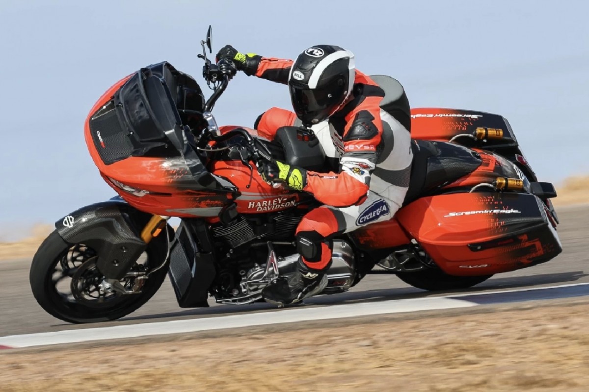 Harley-Davidson CVO Road Glide RR может наклоняться в повороте до 36 градусов Harley-Davidson CVO Road Glide RR может наклоняться в повороте до 36 градусов