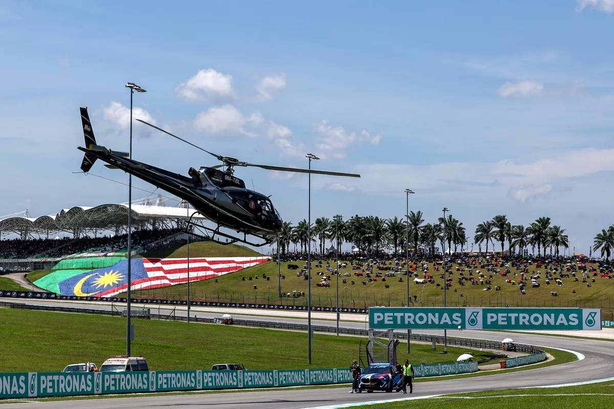 Медицинский вертолет эвакуирует пострадавших из Сепанга Медицинский вертолет эвакуирует пострадавших из Сепанга