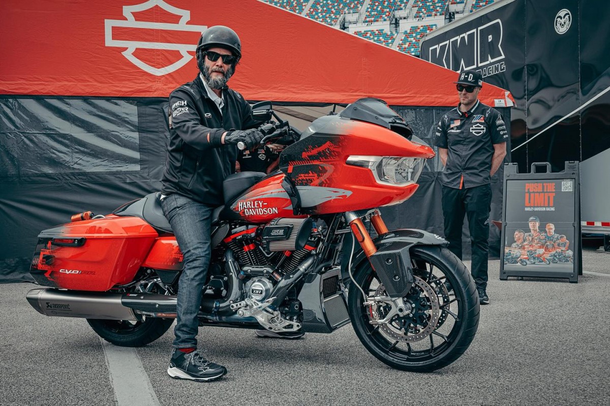 Киану Ривз (Keanu Reeves) участвовал в демо-туре новых Harley-Davidson CVO Road Glide RR Киану Ривз (Keanu Reeves) участвовал в демо-туре новых Harley-Davidson CVO Road Glide RR