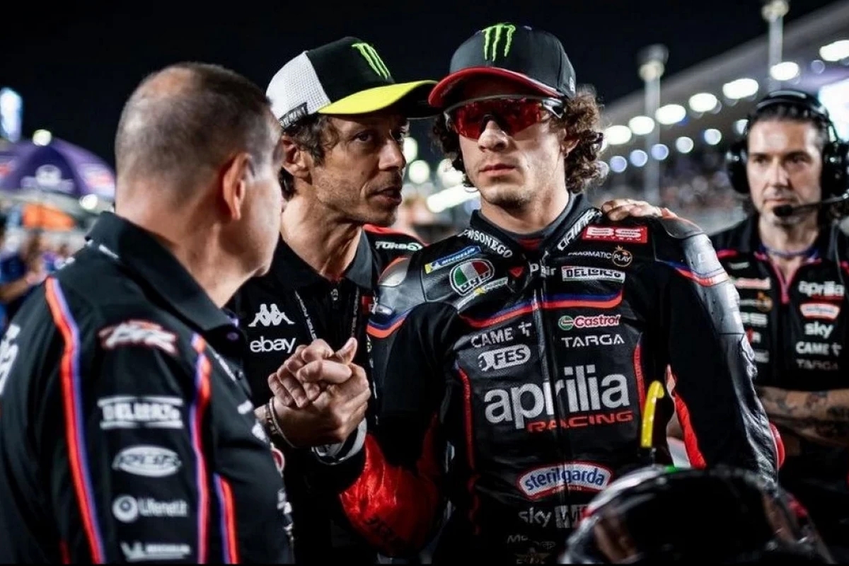 Валентино Росси и Марко Беццекки на старте Гран-При Катара MotoGP 2025 Валентино Росси и Марко Беццекки на старте Гран-При Катара MotoGP 2025