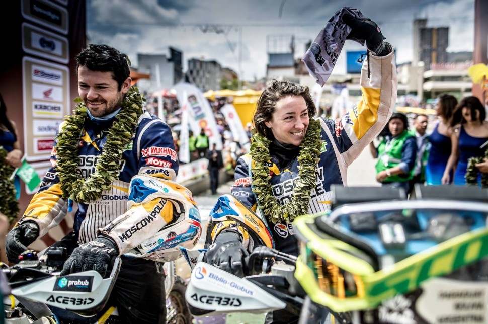 Сергей Иванютин и Анастасия Нифонтова финишируют на ралли Дакар 2017 Сергей Иванютин и Анастасия Нифонтова финишируют на ралли Дакар 2017