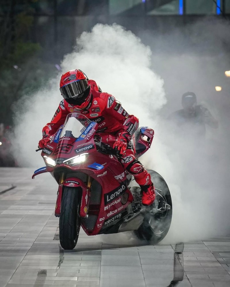 Особые моменты презентации MotoGP 2026 в Куала-Лумпуре: Марк Маркес на Ducati Panigale V4 имени самого себя Особые моменты презентации MotoGP 2026 в Куала-Лумпуре: Марк Маркес на Ducati Panigale V4 имени самого себя