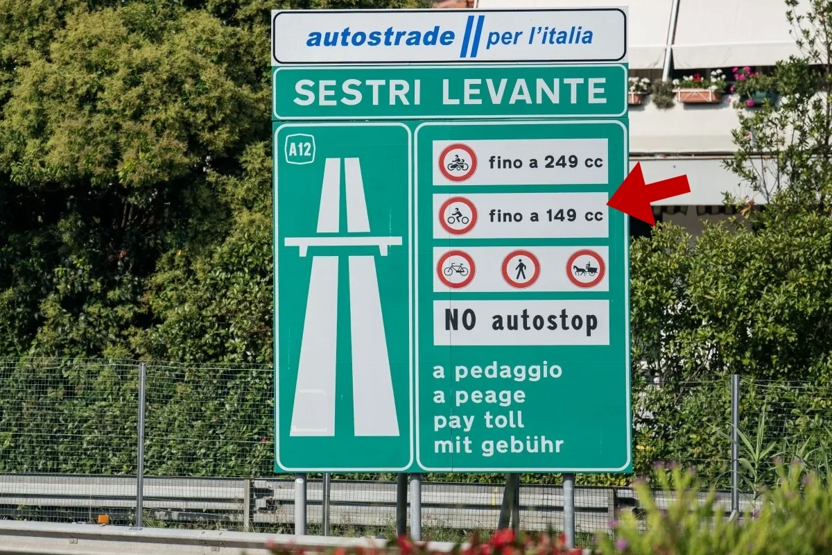 Знак выезда на итальянскую автостраду: мотоциклам и скутерам с двигателем менее 150 куб.см. запрещено Знак выезда на итальянскую автостраду: мотоциклам и скутерам с двигателем менее 150 куб.см. запрещено