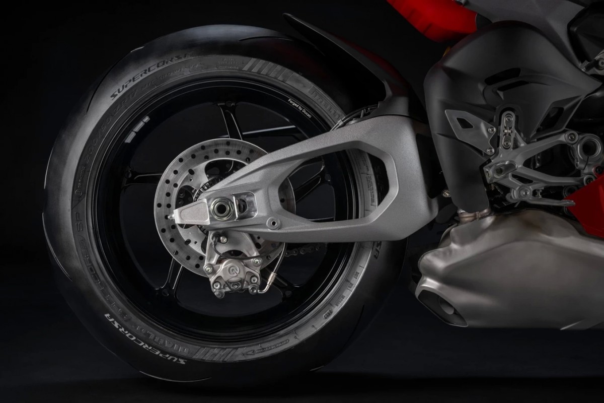 Двойной маятник заднего колеса Ducati Pagniale V4 (2025) Двойной маятник заднего колеса Ducati Pagniale V4 (2025)