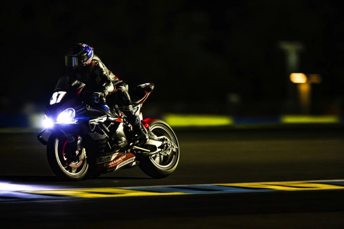 Ночная часть 24 Heures Motos - BMW Motorrad Ночная часть 24 Heures Motos - BMW Motorrad