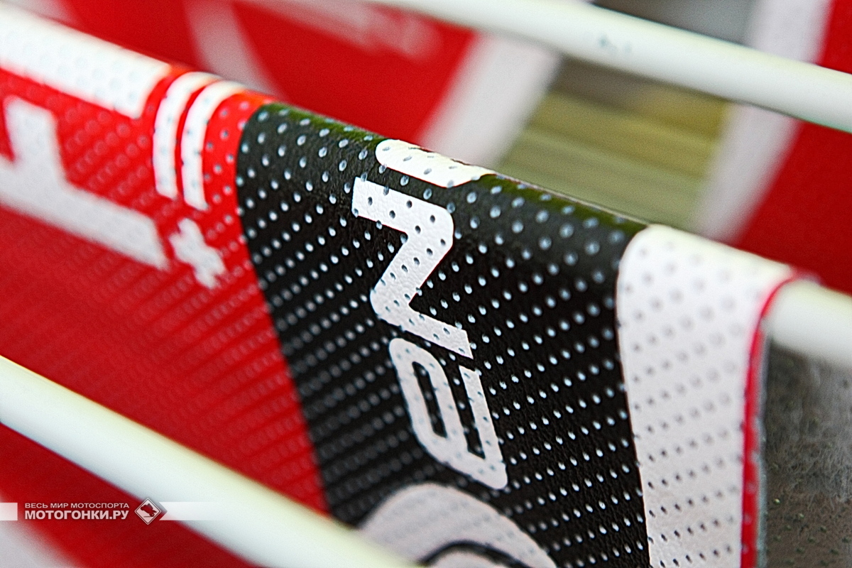 Производство именных комбинезонов Alpinestars: новый комбинезон Карлоса Чеки сушится после плоттера Производство именных комбинезонов Alpinestars: новый комбинезон Карлоса Чеки сушится после плоттера