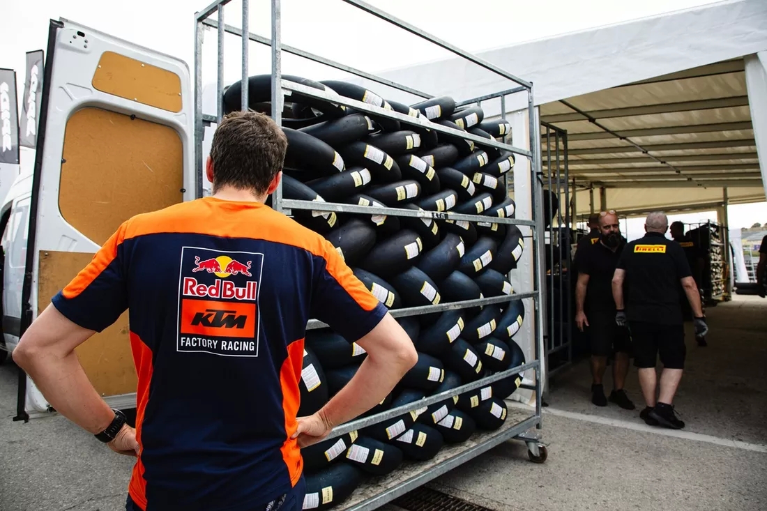 Pirelli уже является официальным поставщиком шин в Moto3 и Moto2 и знает их пилотов лично Pirelli уже является официальным поставщиком шин в Moto3 и Moto2 и знает их пилотов лично