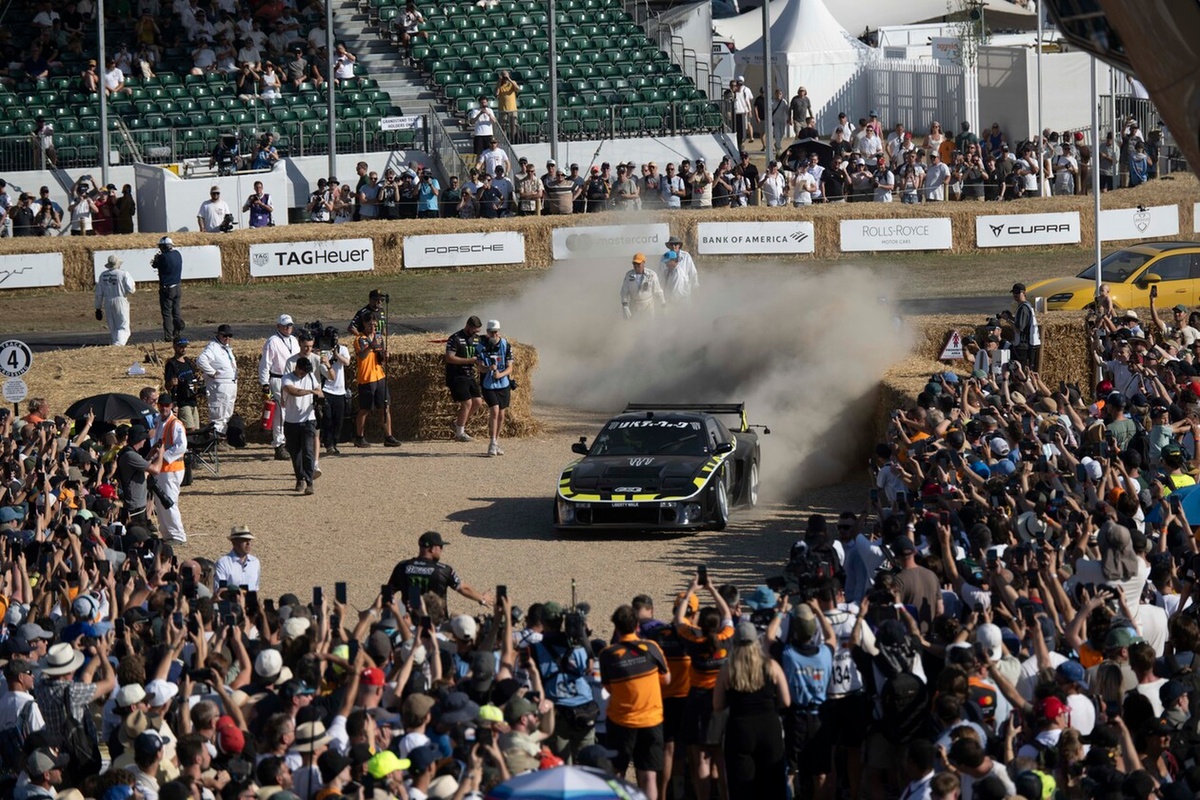 Эффектное прибытие Валентино Росси на Гудвудский Фестиваль Скорости - Goodwood Festival of Speed 2026 Эффектное прибытие Валентино Росси на Гудвудский Фестиваль Скорости - Goodwood Festival of Speed 2026