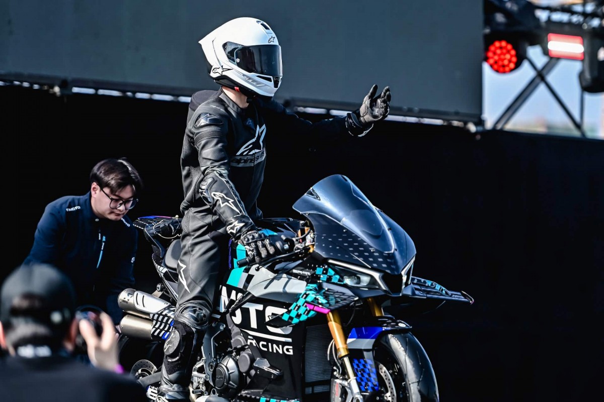 Официальный показ предсерийной версии супербайка CFMoto V4 1000 SR-RR Официальный показ предсерийной версии супербайка CFMoto V4 1000 SR-RR