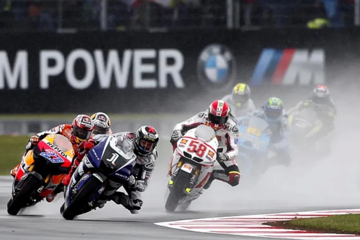 Хорхе Лоренцо возглавляет BritishGP MotoGP 2011 года Хорхе Лоренцо возглавляет BritishGP MotoGP 2011 года
