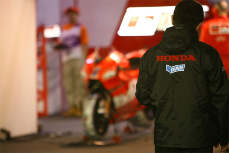 Японцы подглядывают за итальянцами: Honda vs Ducati